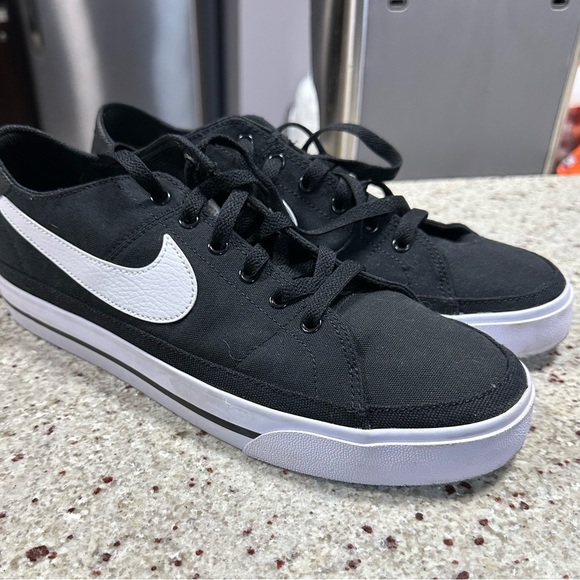 Nike shoes new without tags. - Picture 2 of 4